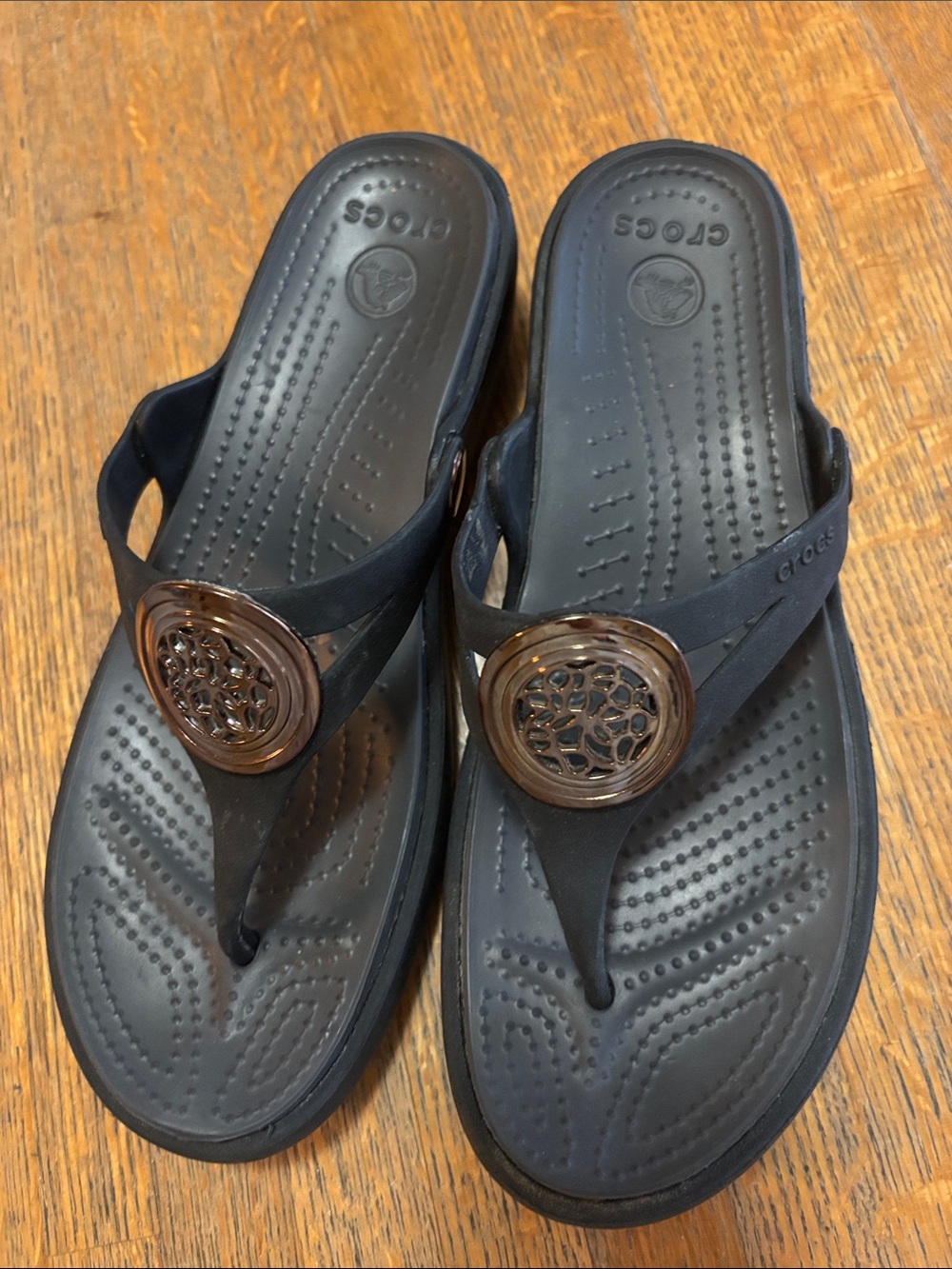 CROCS Sanrah Embellished Hammered Circle Wedge Flip Flop Sandals Black Gold 8 - Picture 4 of 13
